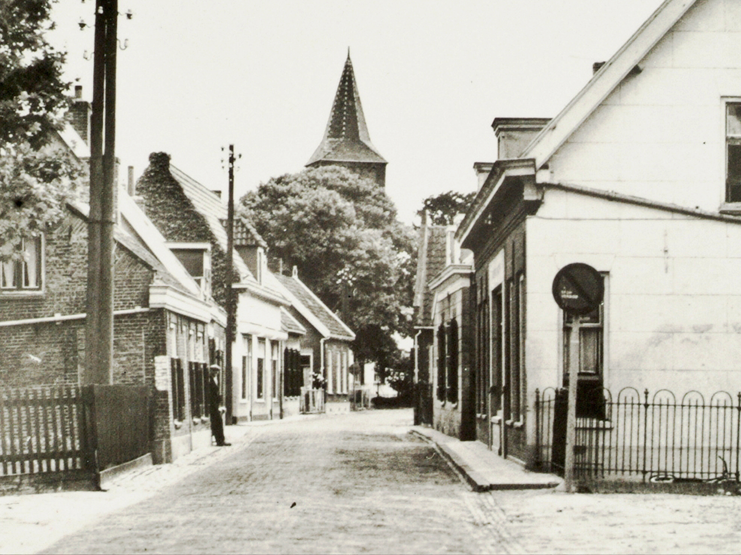 Dorpsstraat in oostelijke richting - foto uit beeldbank historhia.nl