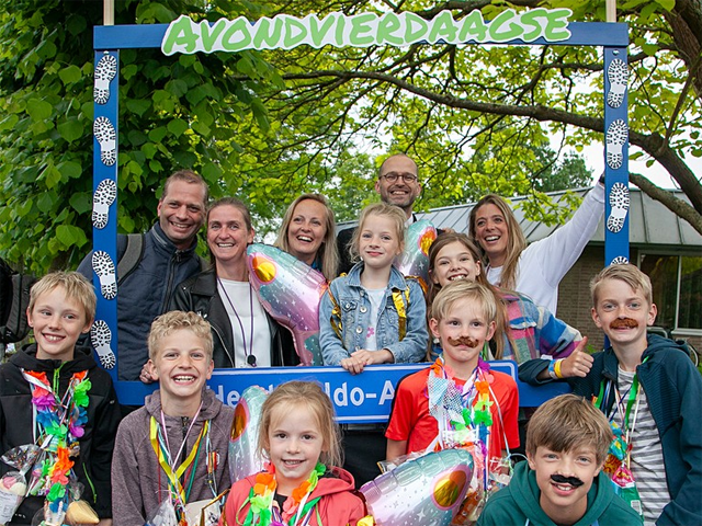 Burgemeester Patrick van der Giessen met deelnemers Avond4Daagse - foto Cees van Meerten - FotoExpressie