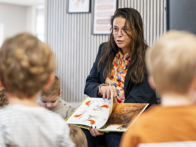 Wethouder Jauharina Oelfke - ten Seldam leest voor 