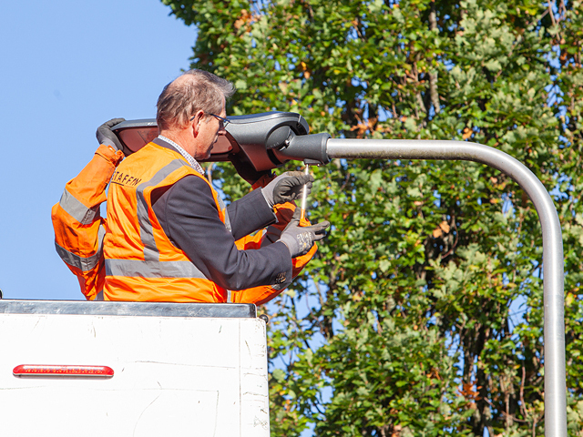Laatste nieuwe LED-armatuur geïnstalleerd - foto: Cees van Meerten