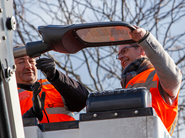Wethouder Duurzaamheid Ralph Lafleur assisteert bij vervanging van de lantaarns. foto: Cees van Meerten/FotoExpressie