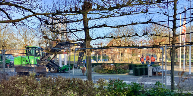 Deel plein voor gemeentehuis tijdelijk dicht om planten boom