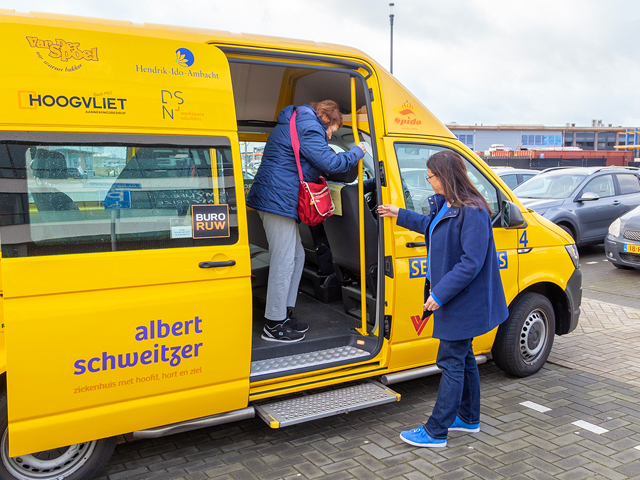 Wethouder Jauharina Oelfke-ten Seldam assisteert op de Seniorenbus. Foto: Cees van Meerten/FotoExpressie