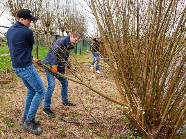 Wethouder Ralph Lafleur in actie op het Jeugdspeelpark. Foto: Cees van Meerten/FotoExpressie