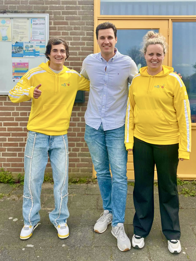 Van links tot rechts jongerenwerker Levi Coehorst, interim-directeur Robin Zeelenberg en cultuurmakelaar Kim van der Wateren van Hi5Ambacht. Foto: Hi5ambacht