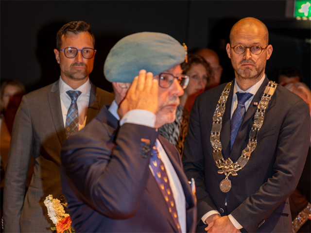 Veteranendag - burgemeesters Leon Anink (Zwijndrecht) en Patrick van der Giessen (Hendrik-Ido-Ambacht)